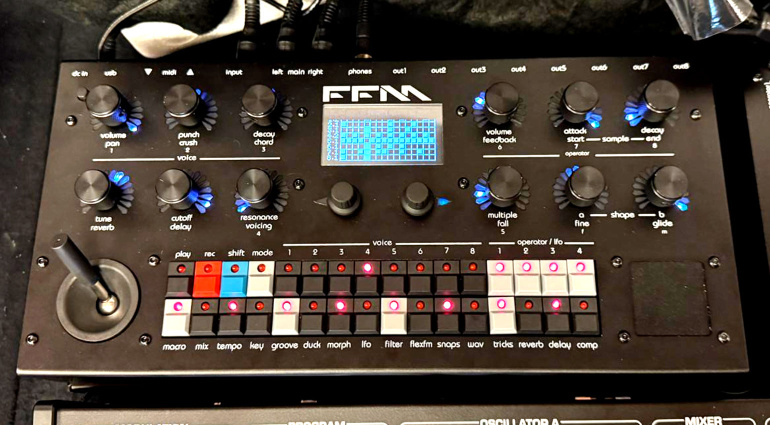 Twisted Electrons FLEXfm: FM Groovebox with Analog Filters
